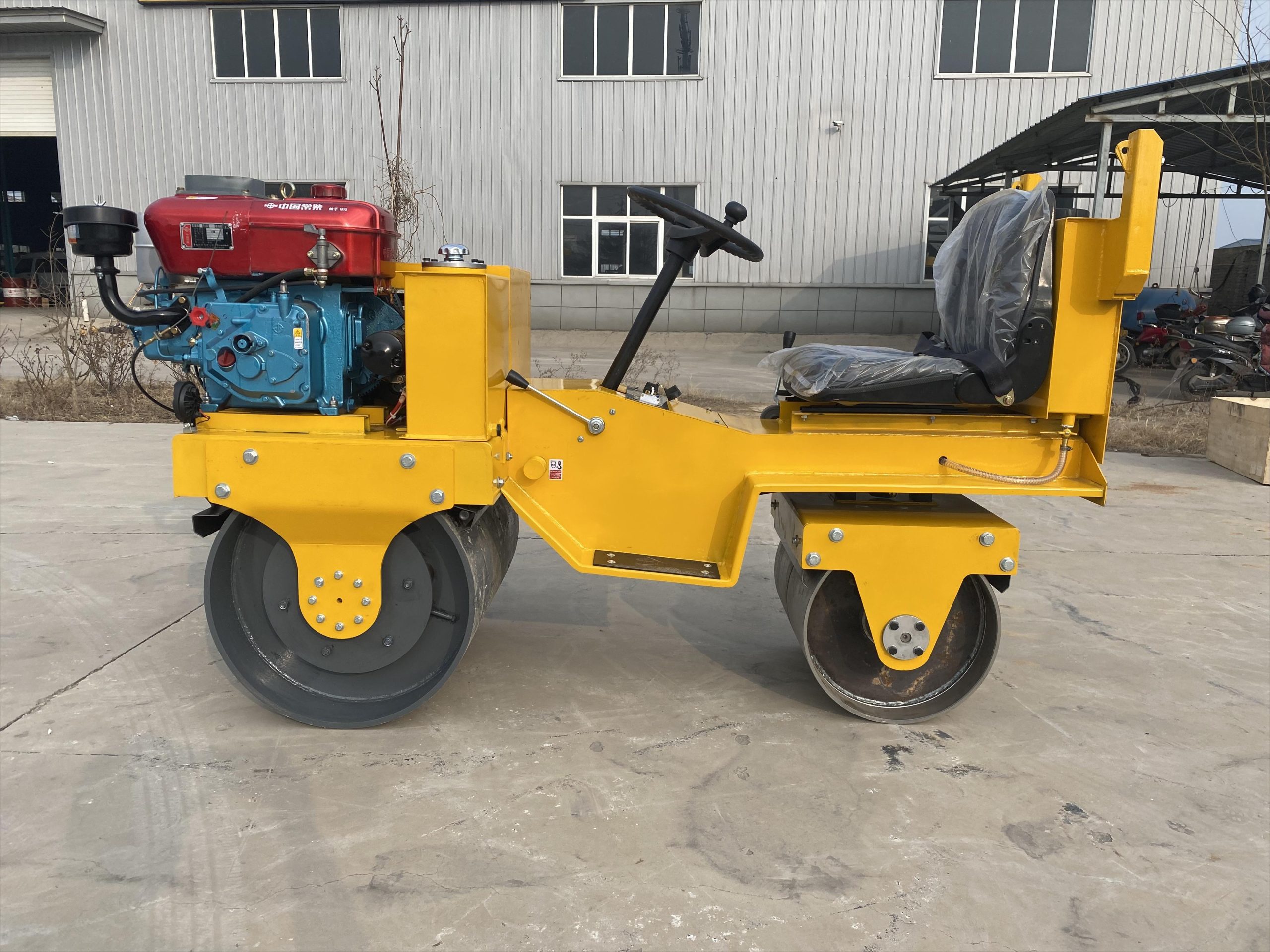 How to deal with the battery problems of the small road roller?